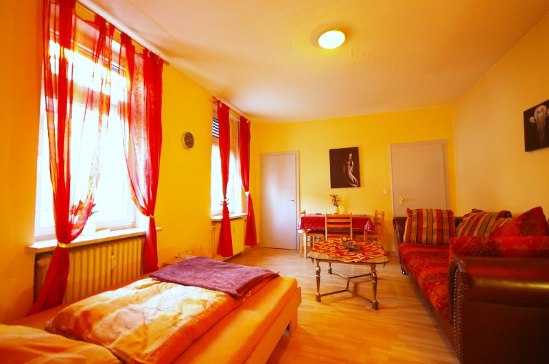 IMGP1247.JPG - Geräumige Zimmer laden zum gemütlichen Feierabendplausch ein.