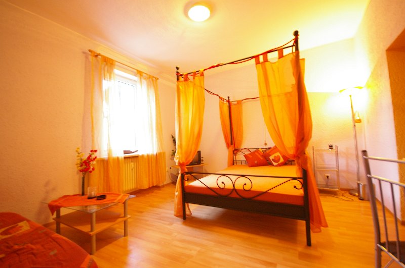 IMGP1255.JPG - Warme Farben und elegante Dekoration vollenden das Wohnklima.